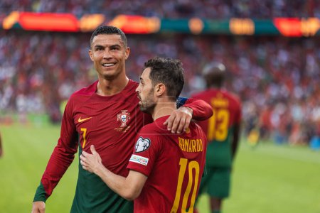 Téléchargez les photos : Cristiano Ronaldo célèbre avec Bernardo Silva lors du match de qualification Euro 2024 de l'UEFA entre les équipes nationales du Portugal et de Bosnie-Herzégovine à Estadio Da Luz, Lisbonne, Portugal. (Maciej Rogowski) - en image libre de droit