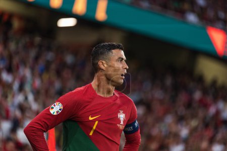 Téléchargez les photos : Cristiano Ronaldo lors du match de qualification Euro 2024 de l'UEFA entre les équipes nationales du Portugal et de Bosnie-Herzégovine à Estadio Da Luz, Lisbonne, Portugal. (Maciej Rogowski) - en image libre de droit