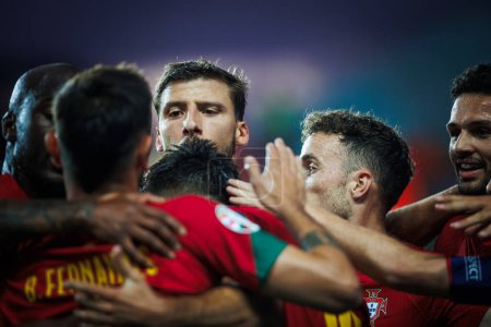 Foto de Los jugadores de Portugal celebran después de gol anotado por Goncalo Inacio durante el partido de clasificación de la UEFA Euro 2024 entre las selecciones nacionales de Portugal y Luxemburgo en el Estadio Algarve, Faro. (Maciej Rogowski) - Imagen libre de derechos