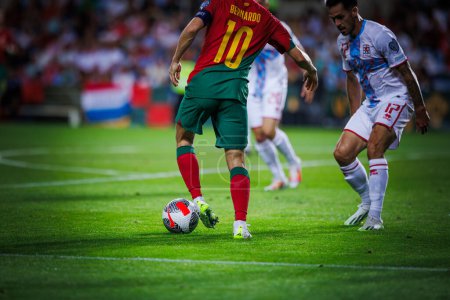 Téléchargez les photos : Bernardo Silva lors du match de qualification Euro 2024 de l'UEFA entre les équipes nationales du Portugal et du Luxembourg à Estadio Algarve, Faro. (Maciej Rogowski) - en image libre de droit