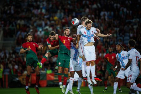 Téléchargez les photos : Joueurs des deux équipes lors du match de qualification Euro 2024 de l'UEFA entre les équipes nationales du Portugal et du Luxembourg à l'Estadio Algarve, Faro. (Maciej Rogowski) - en image libre de droit