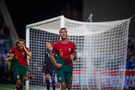 Téléchargez les photos : Goncalo Inacio célèbre après avoir marqué lors du match de qualification Euro 2024 de l'UEFA entre les équipes nationales du Portugal et du Luxembourg à l'Estadio Algarve, Faro. (Maciej Rogowski) - en image libre de droit