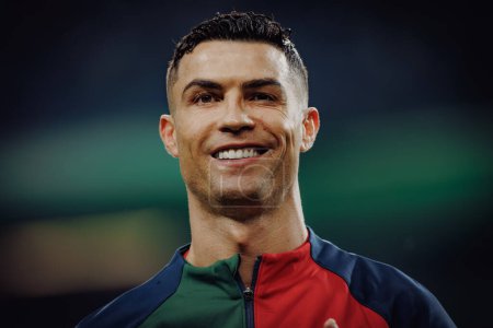 Foto de Cristiano Ronaldo durante el partido clasificatorio de la UEFA Euro 2024 entre las selecciones nacionales de Portugal y Eslovaquia en el Estadio do Dragao, Oporto. (Maciej Rogowski) - Imagen libre de derechos
