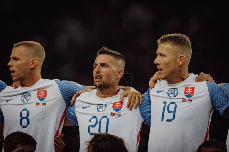 Téléchargez les photos : Les joueurs de Slovaquie chantent l'hymne lors du match de qualification Euro 2024 de l'UEFA entre les équipes nationales du Portugal et de Slovaquie à l'Estadio do Dragao, Porto. (Maciej Rogowski) - en image libre de droit