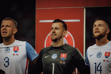 Téléchargez les photos : Denis Vavro, Martin Dubravka, Milan Skriniar chantent l'hymne lors du match de qualification Euro 2024 de l'UEFA entre les équipes nationales du Portugal et de Slovaquie à l'Estadio do Dragao, Porto. (Maciej Rogowski) - en image libre de droit