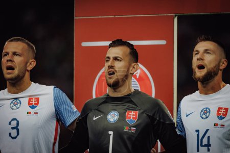 Foto de Denis Vavro, Martin Dubravka, Milan Skriniar cantan himno durante el partido de clasificación de la UEFA Euro 2024 entre las selecciones nacionales de Portugal y Eslovaquia en el Estadio do Dragao, Oporto. (Maciej Rogowski) - Imagen libre de derechos