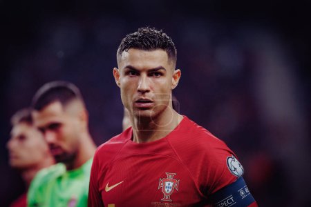 Foto de Cristiano Ronaldo durante el partido clasificatorio de la UEFA Euro 2024 entre las selecciones nacionales de Portugal y Eslovaquia en el Estadio do Dragao, Oporto. (Maciej Rogowski) - Imagen libre de derechos