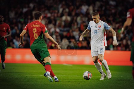 Téléchargez les photos : Juraj Kucka lors du match de qualification Euro 2024 de l'UEFA entre les équipes nationales du Portugal et de Slovaquie à Estadio do Dragao, Porto. (Maciej Rogowski) - en image libre de droit