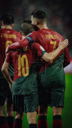 Foto de Bernardo Silva celebra con Cristiano Ronaldo su gol durante el partido de clasificación de la UEFA Euro 2024 entre las selecciones nacionales de Portugal y Eslovaquia en el Estadio do Dragao, Oporto. (Maciej Rogowski) - Imagen libre de derechos