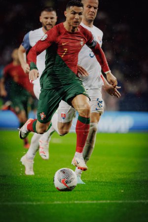 Foto de Cristiano Ronaldo, Denis Vavro durante el partido de clasificación de la UEFA Euro 2024 entre las selecciones nacionales de Portugal y Eslovaquia en el Estadio do Dragao, Oporto. (Maciej Rogowski) - Imagen libre de derechos
