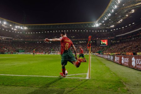 Foto de Bruno Fernandes durante el partido clasificatorio de la UEFA Euro 2024 entre las selecciones nacionales de Portugal e Islandia, Estadio José Alvalade, Lisboa, Portugal. (Maciej Rogowski) - Imagen libre de derechos