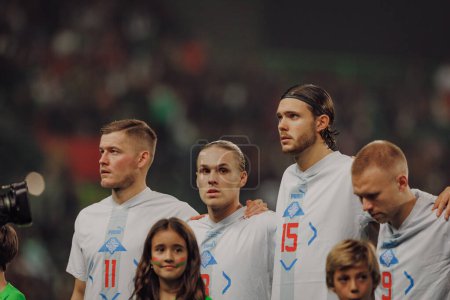 Foto de Jugadores de Islandia durante el partido clasificatorio de la UEFA Euro 2024 entre las selecciones nacionales de Portugal e Islandia, Estadio José Alvalade, Lisboa, Portugal. (Maciej Rogowski) - Imagen libre de derechos