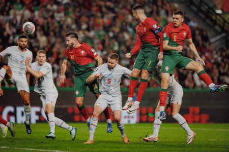 Foto de Los jugadores de ambos equipos luchan por el balón durante el partido clasificatorio de la UEFA Euro 2024 entre las selecciones nacionales de Portugal e Islandia, Estadio José Alvalade, Lisboa, Portugal. (Maciej Rogowski) - Imagen libre de derechos