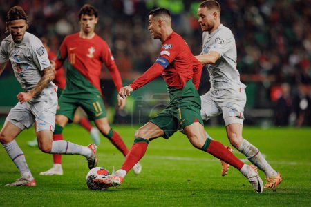 Foto de Cristiano Ronaldo durante el partido clasificatorio de la UEFA Euro 2024 entre las selecciones nacionales de Portugal e Islandia, Estadio José Alvalade, Lisboa, Portugal. (Maciej Rogowski) - Imagen libre de derechos