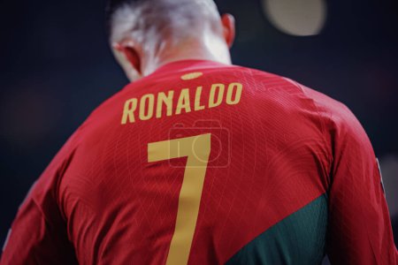 Foto de Cristiano Ronaldo durante el partido clasificatorio de la UEFA Euro 2024 entre las selecciones nacionales de Portugal e Islandia, Estadio José Alvalade, Lisboa, Portugal. (Maciej Rogowski) - Imagen libre de derechos