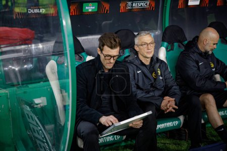 Téléchargez les photos : Raphael Wicky lors du match UEFA Europa League 23 / 24 entre Sporting CP et BSC Young Boys à l'Estadio Jose Alvalade, Lisbonne, Portugal. (Maciej Rogowski) - en image libre de droit