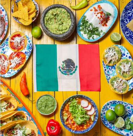 Comida festiva mexicana para el Día de la Independencia Independiente alrededor de la bandera mexicana. Vista superior, fondo amarillo