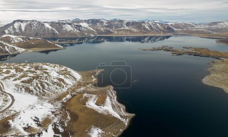 Luftaufnahme der verschneiten Anden und der Lagune von Maule am Grenzübergang Pehuenche zwischen Chile und Argentinien