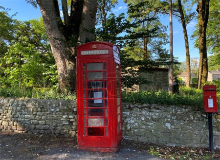 Foto de Old telephone kiosk, and post box, in the Yorkshire Dales village of, Linton, Skipton, UK - Imagen libre de derechos