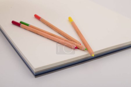 Téléchargez les photos : Fond de crayons de couleur sur papier gris. - en image libre de droit