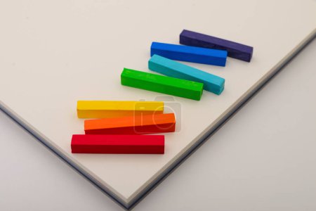 Foto de Lápices de colores de pasteles suaves sobre papel. - Imagen libre de derechos