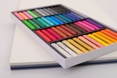 Foto de Lápices de colores de pasteles suaves en caja. - Imagen libre de derechos