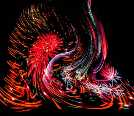 Foto de Hermoso fuegos artificiales de colores por la noche - Imagen libre de derechos