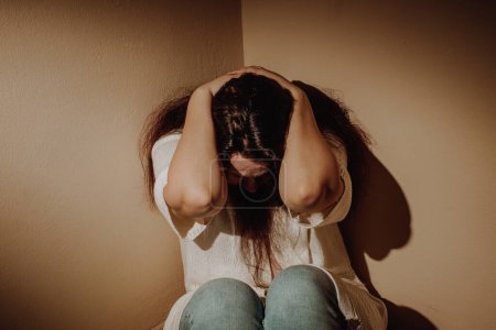 Téléchargez les photos : Jeune femme souffrant de dépression très forte ou une anxiété, la maladie de la civilisation - en image libre de droit
