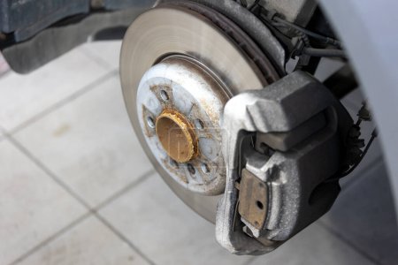 Foto de Car, auto mechanic changing tires, wheels on a car by pneumatic wrench, service center - Imagen libre de derechos