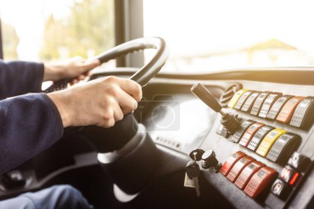 Téléchargez les photos : Les mains du conducteur dans un bus moderne selon un trajet, le détail du volant des conducteurs de bus et la conduite d'un bus de passagers, concept de transport - en image libre de droit