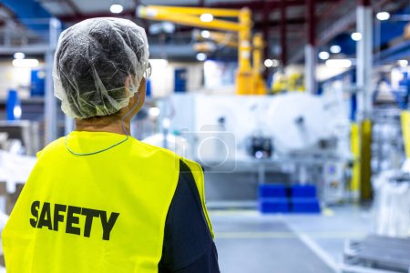 Téléchargez les photos : Portrait du travailleur de la sécurité dans l'usine industrielle, concet de la sécurité et de l'environnement - en image libre de droit