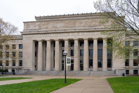 Foto de Angell Hall en la Universidad de Michigan en Ann Arbor, Estados Unidos, 2 de mayo de 2023. Angell Hall es un edificio académico de la Universidad de Michigan. - Imagen libre de derechos
