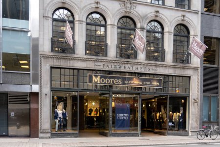 Téléchargez les photos : Toronto, Canada - Le 9 novembre 2010 : Un magasin Moores au centre-ville du Canada. Moores est une entreprise canadienne spécialisée dans les vêtements d'affaires et les vêtements de formalisme pour hommes.. - en image libre de droit