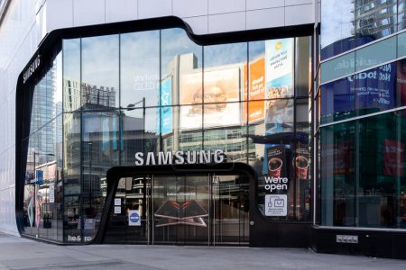 Téléchargez les photos : Toronto, Canada - 9 novembre 2020 : Magasin Samsung au Eaton Centre à Toronto, Canada. Samsung est un conglomérat multinational sud-coréen. - en image libre de droit