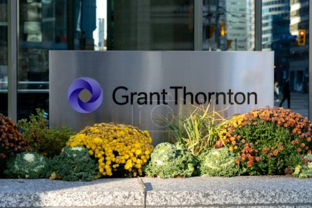 Téléchargez les photos : Toronto, Canada - Le 9 novembre 2020 : Grant Thornton s.r.l. signe à l'extérieur de l'immeuble du siège social à Toronto, Canada. Grant Thornton LLP est un cabinet canadien de comptables et de conseillers en affaires.. - en image libre de droit