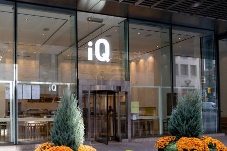 Téléchargez les photos : Toronto, Canada - le 28 octobre 2020 : Entrée du restaurant iQ Food Co au centre-ville de Toronto, iQ est un chef de file sur le marché canadien de l'accueil sain. - en image libre de droit