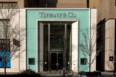 Foto de Toronto, Canadá - 20 de noviembre de 2020: La tienda Tiffany & Co. se muestra en el Bloor-Yorkville Business Área en Toronto. Tiffany & Company es una joyería de lujo estadounidense y minorista especializada. - Imagen libre de derechos