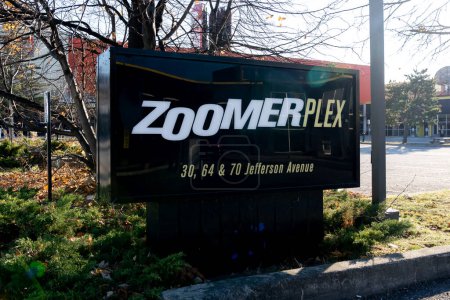 Téléchargez les photos : Toronto, Canada - 14 novembre 2020 : Un panneau pour le ZoomerPlex à Liberty Village est montré à Toronto le 14 novembre 2020. ZoomerPlex est le siège de ZoomerMedia Limited. - en image libre de droit