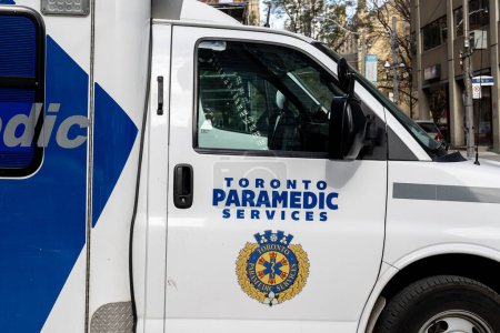 Foto de Toronto, Canadá - 9 de noviembre de 2020: Se ve un automóvil ambulancia TPS en Toronto; The City of Toronto Paramedic Services (TPS) es el proveedor legal de servicios médicos de emergencia. - Imagen libre de derechos