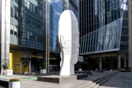 Téléchargez les photos : Toronto, Canada - 14 novembre 2020 : La sculpture "Dreaming" du sculpteur espagnol Jaume Plensa est vue à l'extérieur du Richmond-Adelaide Centre au centre-ville de Toronto, Canada. - en image libre de droit