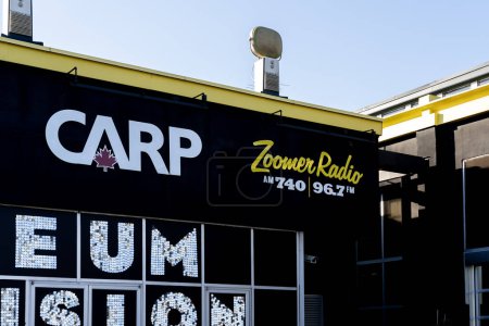 Foto de Toronto, Canadá- 14 de noviembre de 2020: Zoomer Radio sign at Zoomer headquarters is shown in Toronto. ZoomerMedia Limited opera como una empresa multimedia en Canadá. - Imagen libre de derechos
