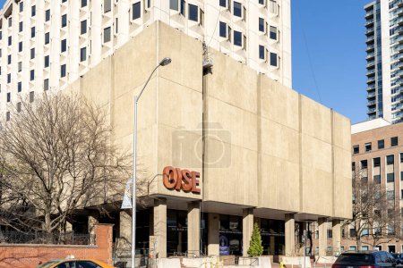 Téléchargez les photos : Toronto, Canada - 20 novembre 2020 : Le bâtiment de l'OISE est visible à Toronto. Institut d'études pédagogiques de l'Ontario de l'Université de Toronto. (OISE UT) est un collège public d'enseignants. - en image libre de droit