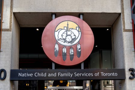 Foto de Toronto, Canadá - 20 de noviembre de 2020: El signo y logotipo de Native Child and Family Services of Toronto se ve en 30 College St., en el centro de Toronto, Canadá. - Imagen libre de derechos