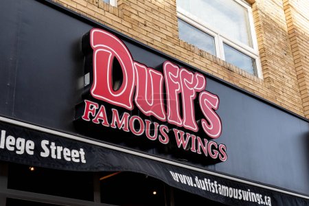 Téléchargez les photos : Toronto, Canada - 20 novembre 2020 : Panneau du restaurant Duff's Famous Wings à Toronto. Duff's Famous Wings est un bar-chaîne et restaurant de Buffalo spécialisé dans les ailes de poulet.. - en image libre de droit