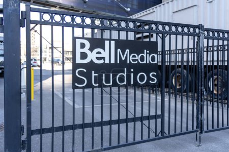 Foto de Toronto, Canadá - 14 de noviembre de 2020: Bell Media studio sign on the gate is seen in Toronto, Canada on November 14, 2020, a television / radio broadcast hub of Bell Canada 's media unit. - Imagen libre de derechos