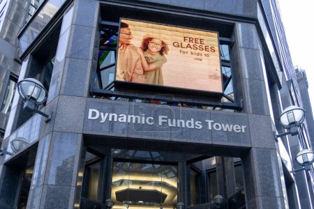 Foto de Toronto, Canadá - 28 de octubre de 2020: La entrada de Dynamic Funds Tower en Toronto. Dynamic Funds Tower es una torre de oficinas certificada LEED Gold de 30 plantas situada en 1 Adelaide St. East, en el centro de Toronto.. - Imagen libre de derechos