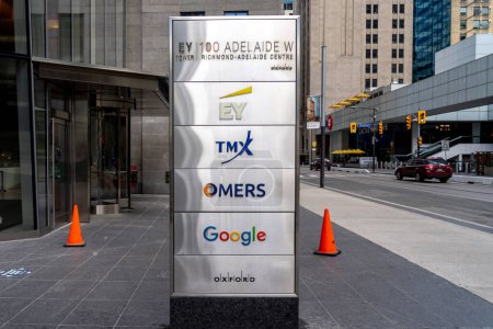 Téléchargez les photos : Toronto, Canada - Le 14 novembre 2020 : Une pancarte au sol devant l'entrée du bureau d'EY, TMX, Omers et Google à la tour EY au centre-ville de Toronto. - en image libre de droit