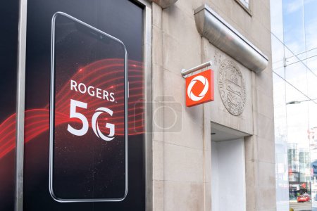 Téléchargez les photos : Toronto, Canada - Le 9 novembre 2020 : Un logo de Rogers est vu dans un magasin de téléphonie cellulaire au centre-ville de Toronto, Canada. - en image libre de droit