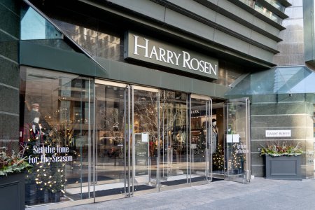 Téléchargez les photos : Toronto, Canada - 20 novembre 2020 : Un magasin Harry Rosen est présenté dans le quartier d'affaires Bloor-Yorkville à Toronto. Harry Rosen est une marque canadienne emblématique dans les vêtements haut de gamme pour hommes. - en image libre de droit