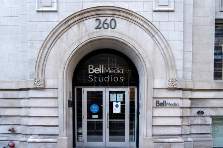 Téléchargez les photos : Toronto (Canada) - Le 14 novembre 2020 : L'entrée du siège social de Bell Média est visible à Toronto (Canada) le 14 novembre 2020, un centre de radiodiffusion télévisuelle de l'unité des médias de Bell Canada. - en image libre de droit